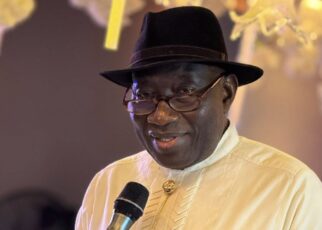 Selon Goodluck Jonathan, les dérives observées dans certains pays africains menacent gravement les fondements démocratiques. « Ce qui se passe dans certains pays africains est regrettable et déplorable… en arriver à préférer confier le pays aux militaires qu’à l’opposition qui a gagné les élections… », a-t-il martelé, regrettant une tendance grandissante à refuser l’alternance démocratique.