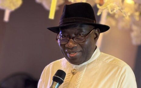 Selon Goodluck Jonathan, les dérives observées dans certains pays africains menacent gravement les fondements démocratiques. « Ce qui se passe dans certains pays africains est regrettable et déplorable… en arriver à préférer confier le pays aux militaires qu’à l’opposition qui a gagné les élections… », a-t-il martelé, regrettant une tendance grandissante à refuser l’alternance démocratique.