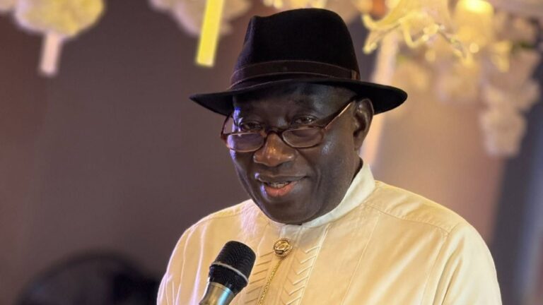 Selon Goodluck Jonathan, les dérives observées dans certains pays africains menacent gravement les fondements démocratiques. « Ce qui se passe dans certains pays africains est regrettable et déplorable… en arriver à préférer confier le pays aux militaires qu’à l’opposition qui a gagné les élections… », a-t-il martelé, regrettant une tendance grandissante à refuser l’alternance démocratique.