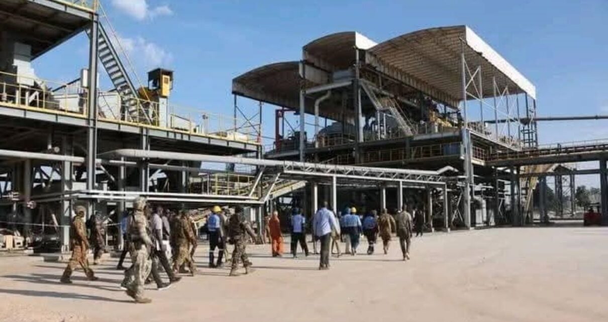 Avec un investissement initial de 65 millions de dollars (environ 36 milliards de FCFA), la première phase du projet permettra la production annuelle d’environ 120 000 tonnes de concentré de spodumène. En combinant la production de Bougouni et de Goulamina, le Mali devrait atteindre 590 000 tonnes de lithium en 2026, se hissant ainsi au premier rang africain.