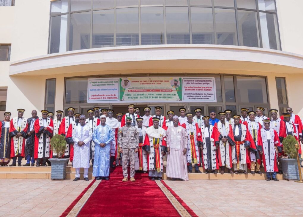 Le Président de la Transition, Son Excellence le Général d’Armée Assimi GOÏTA, a souligné que le thème de cette rentrée illustre parfaitement la volonté du Mali Kura qui est de bâtir un État intègre, responsable et transparent. « Le contrôle juridictionnel constitue le rempart le plus sûr contre le gaspillage, la fraude et la mauvaise gestion », a-t-il affirmé, rappelant que la bonne gouvernance repose sur la transparence, la responsabilité et la sanction.