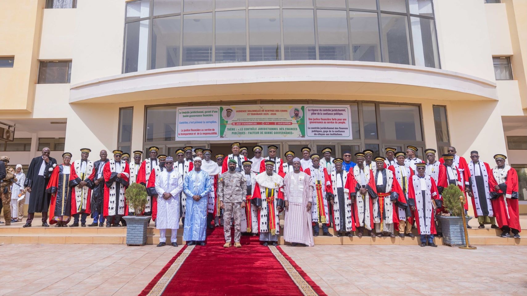 Le Président de la Transition, Son Excellence le Général d’Armée Assimi GOÏTA, a souligné que le thème de cette rentrée illustre parfaitement la volonté du Mali Kura qui est de bâtir un État intègre, responsable et transparent. « Le contrôle juridictionnel constitue le rempart le plus sûr contre le gaspillage, la fraude et la mauvaise gestion », a-t-il affirmé, rappelant que la bonne gouvernance repose sur la transparence, la responsabilité et la sanction.