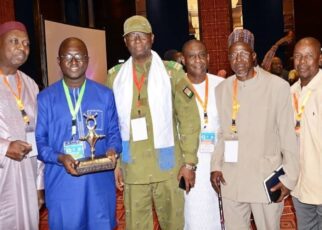 La réussite de l’inventeur malien de l’INPS s’inscrit dans les efforts continus pour renforcer la sécurité et la santé au travail en Afrique, en s’appuyant sur les progrès technologiques et la collaboration régionale.