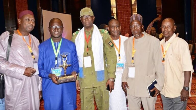 La réussite de l’inventeur malien de l’INPS s’inscrit dans les efforts continus pour renforcer la sécurité et la santé au travail en Afrique, en s’appuyant sur les progrès technologiques et la collaboration régionale.