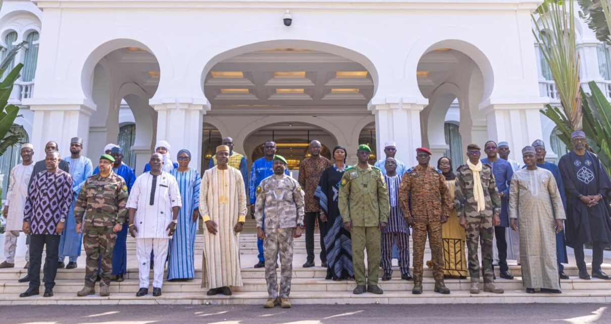 Cette 1re session doit examiner des dossiers majeurs, dont le rapport d’exécution de la feuille de route de l’An I, les protocoles additionnels relatifs à la défense, à la diplomatie et au développement, ainsi que les dispositions encadrant les sessions parlementaires confédérales. Des documents qui, une fois adoptés, viendront achever l’architecture institutionnelle de la Confédération.