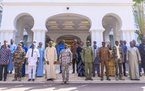 Cette 1re session doit examiner des dossiers majeurs, dont le rapport d’exécution de la feuille de route de l’An I, les protocoles additionnels relatifs à la défense, à la diplomatie et au développement, ainsi que les dispositions encadrant les sessions parlementaires confédérales. Des documents qui, une fois adoptés, viendront achever l’architecture institutionnelle de la Confédération.