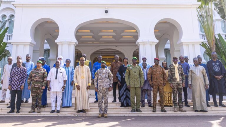 Cette 1re session doit examiner des dossiers majeurs, dont le rapport d’exécution de la feuille de route de l’An I, les protocoles additionnels relatifs à la défense, à la diplomatie et au développement, ainsi que les dispositions encadrant les sessions parlementaires confédérales. Des documents qui, une fois adoptés, viendront achever l’architecture institutionnelle de la Confédération.