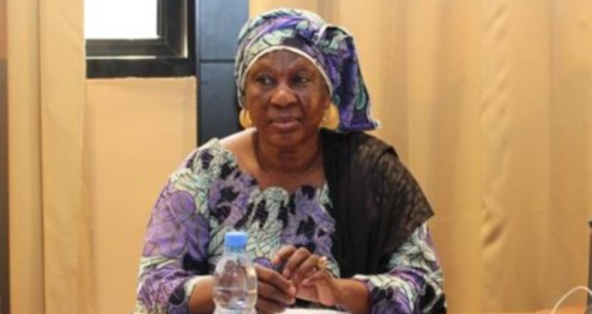 Selon la CNDH, les faits rapportés à Léré sont particulièrement alarmants. La Commission mentionne l’exécution de 14 civils, des enlèvements, le recrutement d’enfants par des groupes armés ainsi que des atteintes manifestes au droit de propriété. De tels actes constituent, selon l’institution, des violations graves des droits humains et témoignent de la fragilité persistante du contexte sécuritaire dans cette partie du pays.