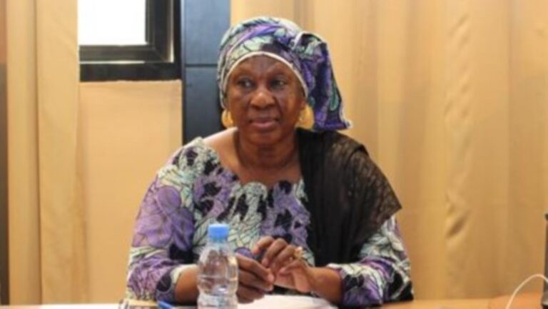 Selon la CNDH, les faits rapportés à Léré sont particulièrement alarmants. La Commission mentionne l’exécution de 14 civils, des enlèvements, le recrutement d’enfants par des groupes armés ainsi que des atteintes manifestes au droit de propriété. De tels actes constituent, selon l’institution, des violations graves des droits humains et témoignent de la fragilité persistante du contexte sécuritaire dans cette partie du pays.