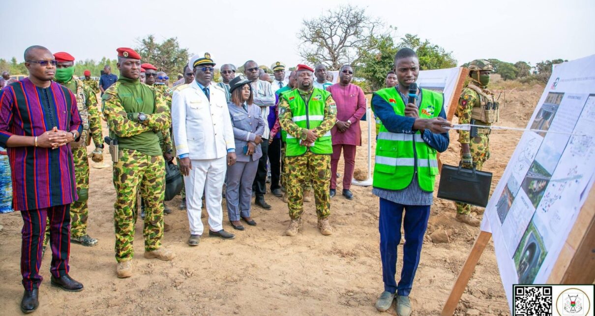 Ce rêve longtemps caressé par les burkinabè, pour relier les deux premières villes du pays, est devenu une réalité sous le magistère du Capitaine Ibrahim TRAORÉ. L’Initiative présidentielle Faso Mêbo, dont l’un des objectifs majeurs est le désenclavement des villes, est le maître d’ouvrage de cette autoroute Ouagadougou-Bobo-Dioulasso en 2 fois 4 voies (2X4), moderne et écologique.