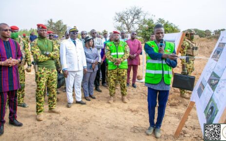 Ce rêve longtemps caressé par les burkinabè, pour relier les deux premières villes du pays, est devenu une réalité sous le magistère du Capitaine Ibrahim TRAORÉ. L’Initiative présidentielle Faso Mêbo, dont l’un des objectifs majeurs est le désenclavement des villes, est le maître d’ouvrage de cette autoroute Ouagadougou-Bobo-Dioulasso en 2 fois 4 voies (2X4), moderne et écologique.