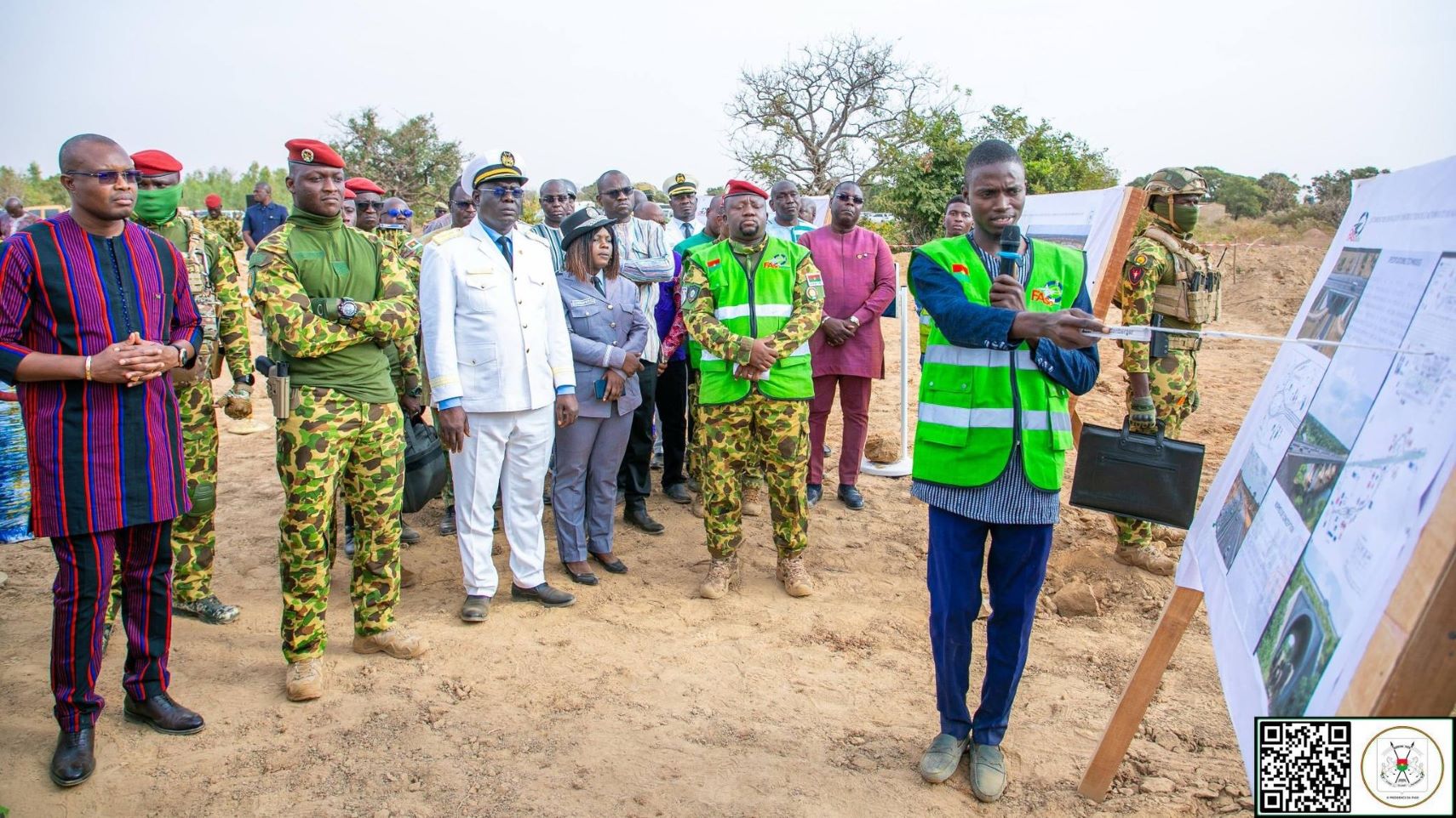 Ce rêve longtemps caressé par les burkinabè, pour relier les deux premières villes du pays, est devenu une réalité sous le magistère du Capitaine Ibrahim TRAORÉ. L’Initiative présidentielle Faso Mêbo, dont l’un des objectifs majeurs est le désenclavement des villes, est le maître d’ouvrage de cette autoroute Ouagadougou-Bobo-Dioulasso en 2 fois 4 voies (2X4), moderne et écologique.