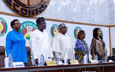 Le Président a exprimé sa profonde gratitude à la Commission de la CEDEAO ainsi qu'au Gouvernement et au peuple de la République fédérale du Nigéria pour l'excellente organisation et l'hospitalité qui ont permis le bon déroulement de la session Il a également salué les contributions vitales des représentants permanents, du secrétariat de la Conférence, des experts techniques et des interprètes, dont les efforts ont amélioré la qualité des travaux du Conseil.