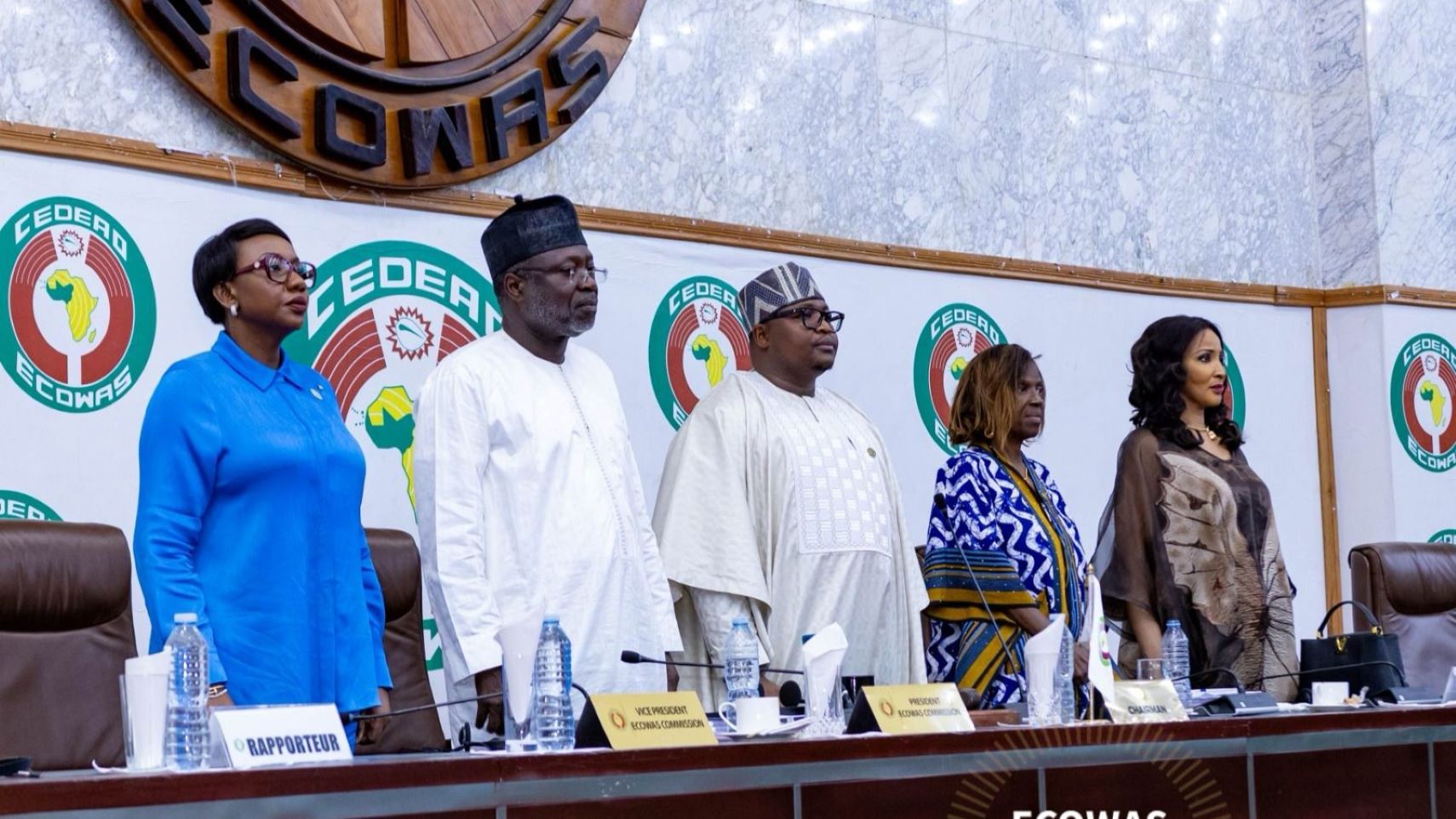 Le Président a exprimé sa profonde gratitude à la Commission de la CEDEAO ainsi qu'au Gouvernement et au peuple de la République fédérale du Nigéria pour l'excellente organisation et l'hospitalité qui ont permis le bon déroulement de la session Il a également salué les contributions vitales des représentants permanents, du secrétariat de la Conférence, des experts techniques et des interprètes, dont les efforts ont amélioré la qualité des travaux du Conseil.