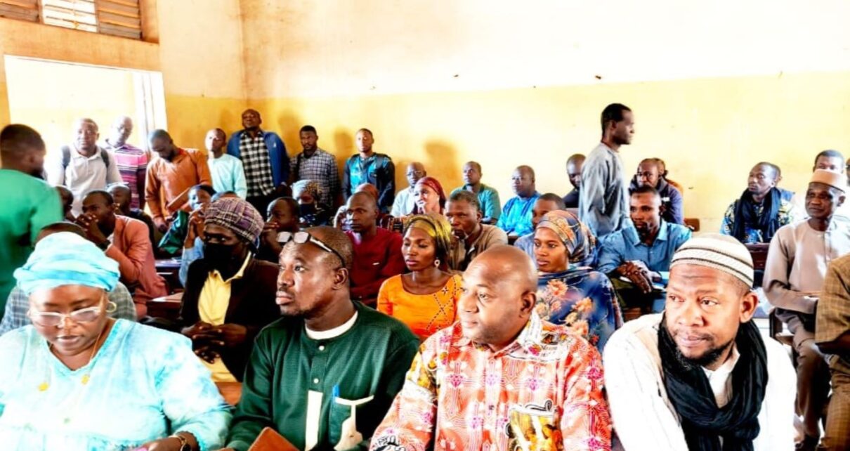 L’Approche Par Compétences (APC) n’est pas une réforme de plus. C’est une véritable révolution pédagogique qui nous invite à repenser notre rôle. Nous ne sommes plus de simples transmetteurs de savoir, mais des guides, des facilitateurs qui accompagnent nos apprenants dans la construction de leurs propres compétences. C'est une démarche qui met l'élève au centre de son apprentissage, qui valorise l'action, la collaboration et la résolution de problèmes