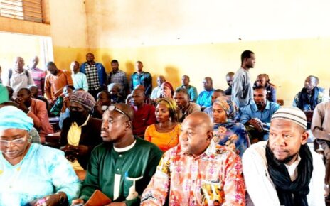 L’Approche Par Compétences (APC) n’est pas une réforme de plus. C’est une véritable révolution pédagogique qui nous invite à repenser notre rôle. Nous ne sommes plus de simples transmetteurs de savoir, mais des guides, des facilitateurs qui accompagnent nos apprenants dans la construction de leurs propres compétences. C'est une démarche qui met l'élève au centre de son apprentissage, qui valorise l'action, la collaboration et la résolution de problèmes