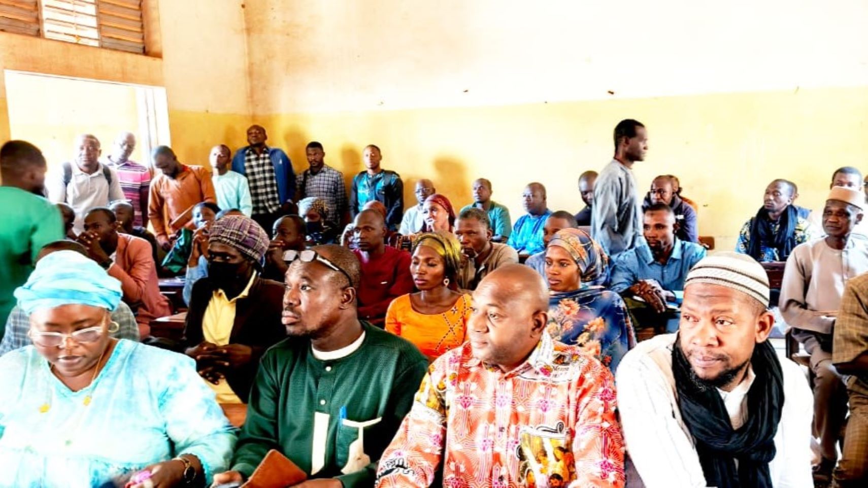 L’Approche Par Compétences (APC) n’est pas une réforme de plus. C’est une véritable révolution pédagogique qui nous invite à repenser notre rôle. Nous ne sommes plus de simples transmetteurs de savoir, mais des guides, des facilitateurs qui accompagnent nos apprenants dans la construction de leurs propres compétences. C'est une démarche qui met l'élève au centre de son apprentissage, qui valorise l'action, la collaboration et la résolution de problèmes