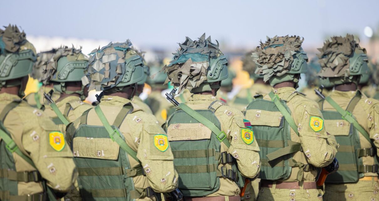 L’étendard remis à la FU-AES a été décrit comme un symbole vivant, fruit du sacrifice des martyrs civils et militaires, porteur de mémoire, de volonté et d’engagement irréversible. À la tête de la Force Unifiée de l’AES, le Général de Brigade Daouda TRAORÉ, reconnu comme un officier expérimenté et homme de terrain, aura la lourde responsabilité de conduire cette force multinationale dans un contexte sécuritaire exigeant, au service de la stabilité et de la souveraineté de l’espace AES.
