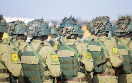 L’étendard remis à la FU-AES a été décrit comme un symbole vivant, fruit du sacrifice des martyrs civils et militaires, porteur de mémoire, de volonté et d’engagement irréversible. À la tête de la Force Unifiée de l’AES, le Général de Brigade Daouda TRAORÉ, reconnu comme un officier expérimenté et homme de terrain, aura la lourde responsabilité de conduire cette force multinationale dans un contexte sécuritaire exigeant, au service de la stabilité et de la souveraineté de l’espace AES.