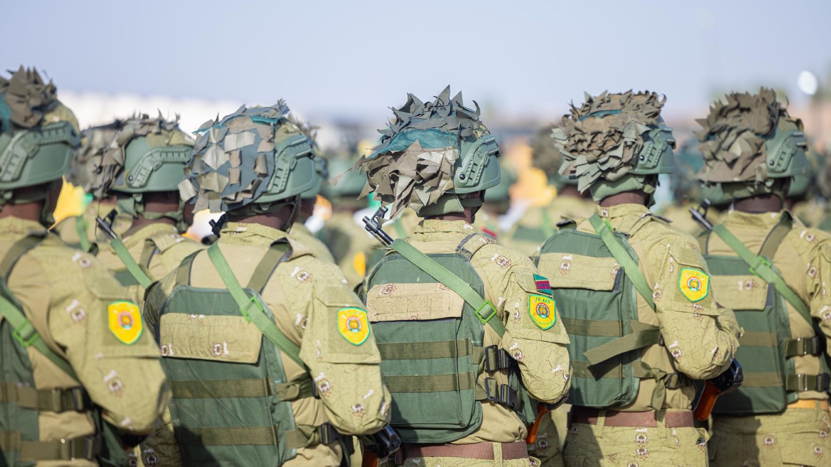 L’étendard remis à la FU-AES a été décrit comme un symbole vivant, fruit du sacrifice des martyrs civils et militaires, porteur de mémoire, de volonté et d’engagement irréversible. À la tête de la Force Unifiée de l’AES, le Général de Brigade Daouda TRAORÉ, reconnu comme un officier expérimenté et homme de terrain, aura la lourde responsabilité de conduire cette force multinationale dans un contexte sécuritaire exigeant, au service de la stabilité et de la souveraineté de l’espace AES.