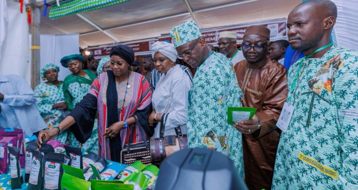 Organisée par le Ministère de l’Industrie et du Commerce à travers l’Agence pour la Promotion des Exportations (APEX Mali), cette première célébration a enregistré une forte participation diplomatique. Ambassadeurs, chefs de mission et partenaires techniques ont répondu présents, avec la Turquie comme invité d’honneur et la Fédération de Russie comme invité spécial. Une mobilisation internationale qui témoigne de l’intérêt grandissant pour l’offre exportable malienne.