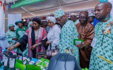 Organisée par le Ministère de l’Industrie et du Commerce à travers l’Agence pour la Promotion des Exportations (APEX Mali), cette première célébration a enregistré une forte participation diplomatique. Ambassadeurs, chefs de mission et partenaires techniques ont répondu présents, avec la Turquie comme invité d’honneur et la Fédération de Russie comme invité spécial. Une mobilisation internationale qui témoigne de l’intérêt grandissant pour l’offre exportable malienne.