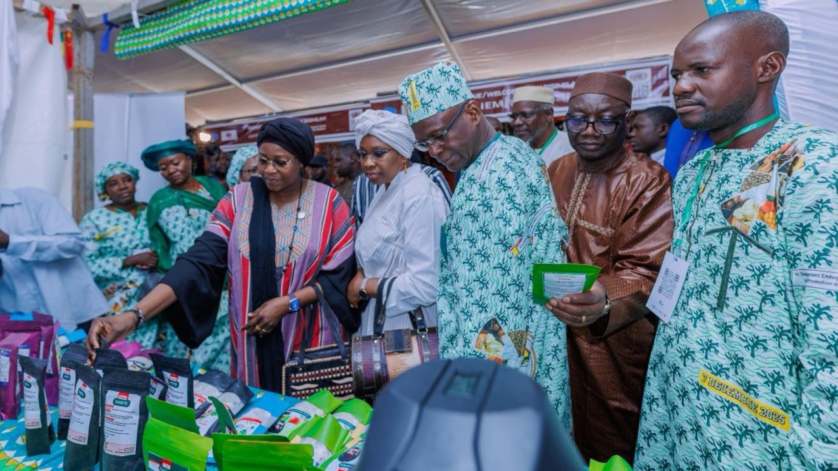 Organisée par le Ministère de l’Industrie et du Commerce à travers l’Agence pour la Promotion des Exportations (APEX Mali), cette première célébration a enregistré une forte participation diplomatique. Ambassadeurs, chefs de mission et partenaires techniques ont répondu présents, avec la Turquie comme invité d’honneur et la Fédération de Russie comme invité spécial. Une mobilisation internationale qui témoigne de l’intérêt grandissant pour l’offre exportable malienne.