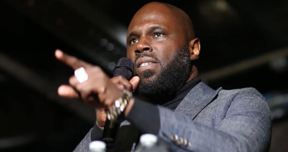 Patrice Tallon a fait assassiner en 2019 et 2021 des centaines, plusieurs centaines de Béninois qui ne demandaient qu'une chose, le droit de pouvoir voter pour qui il voulait et non pas pour des candidats que le président Tallon leur imposait. Parce que le peuple béninois souffre dans cette injustice sociale. Alors Tallon, un petit peu comme le dirigeant d'une boîte, c'est d'ailleurs comme ça qu'il fonctionne avec son pays, c'est quelqu'un qui présente une belle vitrine à l'extérieur pendant qu'à l'intérieur il persécute ses employés.