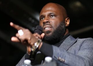 Patrice Tallon a fait assassiner en 2019 et 2021 des centaines, plusieurs centaines de Béninois qui ne demandaient qu'une chose, le droit de pouvoir voter pour qui il voulait et non pas pour des candidats que le président Tallon leur imposait. Parce que le peuple béninois souffre dans cette injustice sociale. Alors Tallon, un petit peu comme le dirigeant d'une boîte, c'est d'ailleurs comme ça qu'il fonctionne avec son pays, c'est quelqu'un qui présente une belle vitrine à l'extérieur pendant qu'à l'intérieur il persécute ses employés.