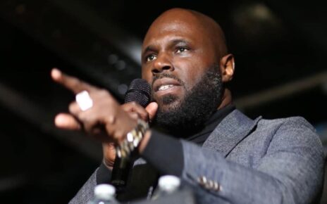 Patrice Tallon a fait assassiner en 2019 et 2021 des centaines, plusieurs centaines de Béninois qui ne demandaient qu'une chose, le droit de pouvoir voter pour qui il voulait et non pas pour des candidats que le président Tallon leur imposait. Parce que le peuple béninois souffre dans cette injustice sociale. Alors Tallon, un petit peu comme le dirigeant d'une boîte, c'est d'ailleurs comme ça qu'il fonctionne avec son pays, c'est quelqu'un qui présente une belle vitrine à l'extérieur pendant qu'à l'intérieur il persécute ses employés.