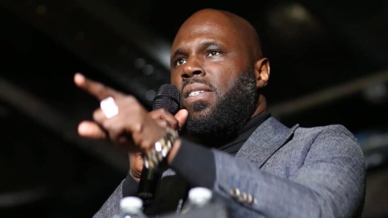 Patrice Tallon a fait assassiner en 2019 et 2021 des centaines, plusieurs centaines de Béninois qui ne demandaient qu'une chose, le droit de pouvoir voter pour qui il voulait et non pas pour des candidats que le président Tallon leur imposait. Parce que le peuple béninois souffre dans cette injustice sociale. Alors Tallon, un petit peu comme le dirigeant d'une boîte, c'est d'ailleurs comme ça qu'il fonctionne avec son pays, c'est quelqu'un qui présente une belle vitrine à l'extérieur pendant qu'à l'intérieur il persécute ses employés.