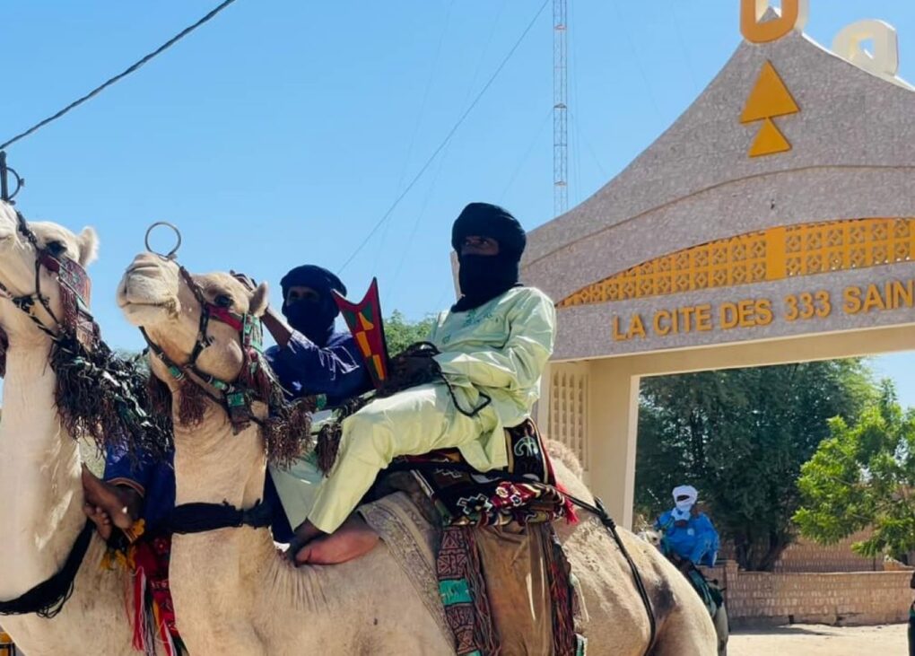 Preuve de l’intérêt international que suscite l’événement, un important groupe de touristes étrangers, de nationalités américaine, anglaise, polonaise et slovène, s’est envolé ce lundi 15 décembre 2025 pour Tombouctou. En provenance de Bamako, où ils ont transité, ces visiteurs participeront non seulement à la Biennale, mais également au Forum des civilisations, organisé en marge des festivités dans la mythique cité saharienne.