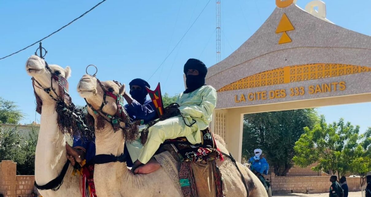 Preuve de l’intérêt international que suscite l’événement, un important groupe de touristes étrangers, de nationalités américaine, anglaise, polonaise et slovène, s’est envolé ce lundi 15 décembre 2025 pour Tombouctou. En provenance de Bamako, où ils ont transité, ces visiteurs participeront non seulement à la Biennale, mais également au Forum des civilisations, organisé en marge des festivités dans la mythique cité saharienne.