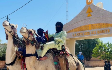 Preuve de l’intérêt international que suscite l’événement, un important groupe de touristes étrangers, de nationalités américaine, anglaise, polonaise et slovène, s’est envolé ce lundi 15 décembre 2025 pour Tombouctou. En provenance de Bamako, où ils ont transité, ces visiteurs participeront non seulement à la Biennale, mais également au Forum des civilisations, organisé en marge des festivités dans la mythique cité saharienne.
