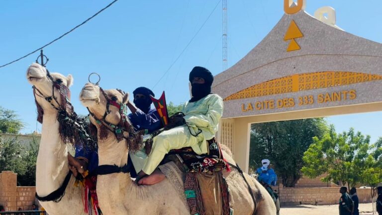 Preuve de l’intérêt international que suscite l’événement, un important groupe de touristes étrangers, de nationalités américaine, anglaise, polonaise et slovène, s’est envolé ce lundi 15 décembre 2025 pour Tombouctou. En provenance de Bamako, où ils ont transité, ces visiteurs participeront non seulement à la Biennale, mais également au Forum des civilisations, organisé en marge des festivités dans la mythique cité saharienne.