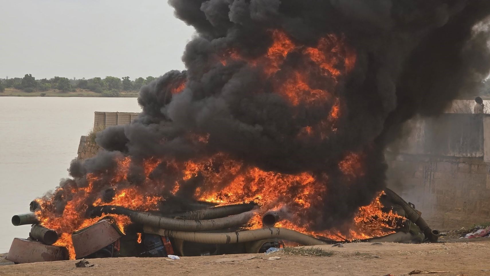 Les pratiques illicites d’extraction sur les cours d’eau constituent une source croissante de dégradation des écosystèmes au Mali, alertent plusieurs observateurs nationaux. Dans le cadre de cette lutte écologique, le ministère de l’Environnement a lancé une vaste campagne contre le dragage illégal dans la région de Koulikoro.