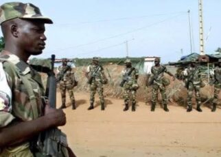 Suite à sa précédente déclaration sur la République du Bénin, la Commission de la CEDEAO informe par la présente le grand public que Conformément aux dispositions des instruments pertinents de la CEDEAO, en particulier l'article 25(e) du Protocole de 1999 relatif au mécanisme de prévention, de gestion, de règlement, de maintien de la paix et de sécurité, et après consultation entre les membres du Conseil de médiation et de sécurité au niveau des chefs d'État et de gouvernement,