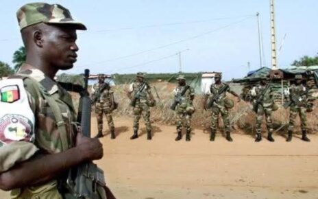 Suite à sa précédente déclaration sur la République du Bénin, la Commission de la CEDEAO informe par la présente le grand public que Conformément aux dispositions des instruments pertinents de la CEDEAO, en particulier l'article 25(e) du Protocole de 1999 relatif au mécanisme de prévention, de gestion, de règlement, de maintien de la paix et de sécurité, et après consultation entre les membres du Conseil de médiation et de sécurité au niveau des chefs d'État et de gouvernement,