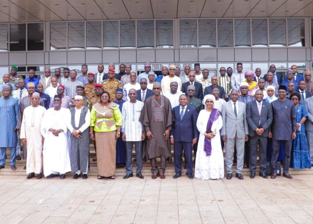 Cette rencontre cruciale rassemble les experts des trois pays membres – Burkina Faso, Mali et Niger – et des trois piliers fondamentaux de la Confédération : Défense et Sécurité, Diplomatie, et Développement.