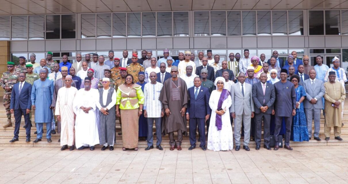 Cette rencontre cruciale rassemble les experts des trois pays membres – Burkina Faso, Mali et Niger – et des trois piliers fondamentaux de la Confédération : Défense et Sécurité, Diplomatie, et Développement.