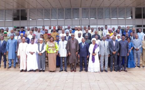 Cette rencontre cruciale rassemble les experts des trois pays membres – Burkina Faso, Mali et Niger – et des trois piliers fondamentaux de la Confédération : Défense et Sécurité, Diplomatie, et Développement.