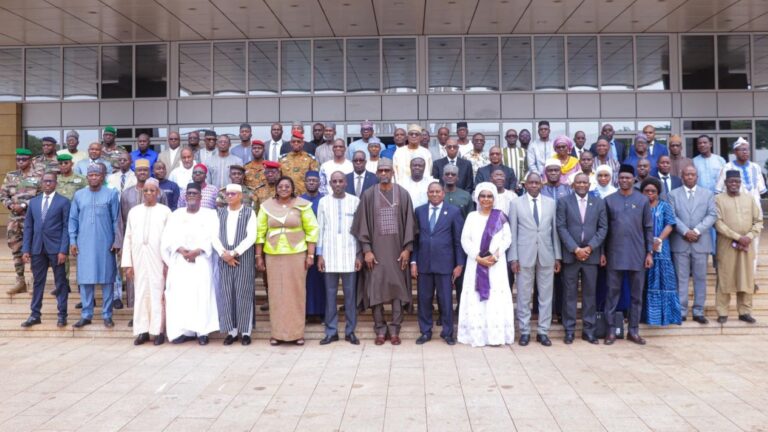 Cette rencontre cruciale rassemble les experts des trois pays membres – Burkina Faso, Mali et Niger – et des trois piliers fondamentaux de la Confédération : Défense et Sécurité, Diplomatie, et Développement.