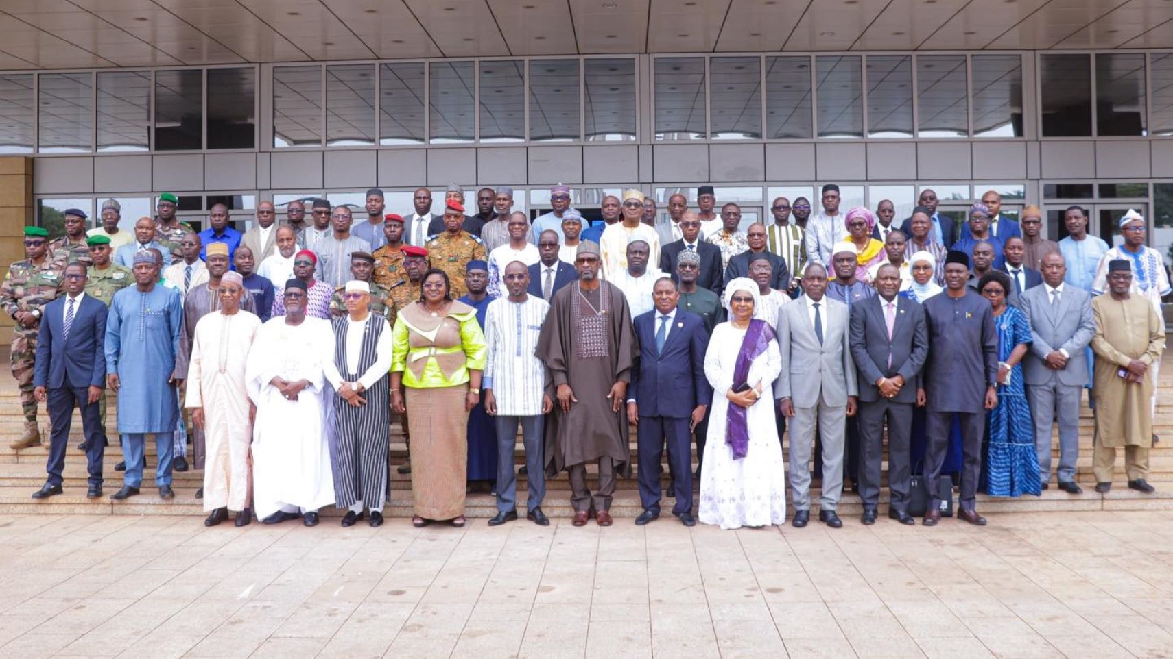 Cette rencontre cruciale rassemble les experts des trois pays membres – Burkina Faso, Mali et Niger – et des trois piliers fondamentaux de la Confédération : Défense et Sécurité, Diplomatie, et Développement.