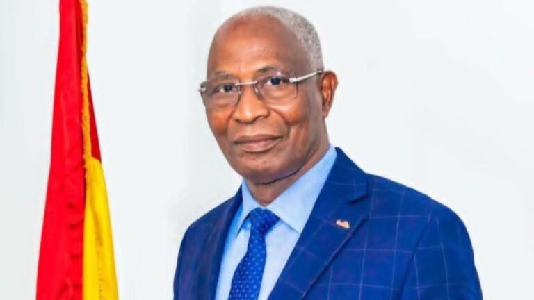 C’est un retour éclair pour une mission historique. L’attente n’aura été que de courte durée. Ce lundi, par décret présidentiel, le Général Mamadi Doumbouya a renouvelé sa confiance à Amadou Oury Bah en le nommant Premier ministre, chef du gouvernement.