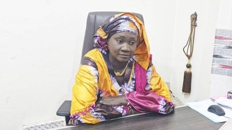 A la Chaîne Grise, la directrice a été surprise de constater le démarrage des évaluations du 1er trimestre, pourtant prévu pour février. Immédiatement, elle a instruit au proviseur l’arrêt des évaluations pour non-respect du calendrier.