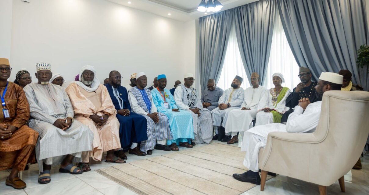Après l’aéroport, le Général Assimi Goïta a accordé une audience aux représentants de la communauté malienne de Guinée, avant de rejoindre le stade Général Lansana Conté, où se dérouleront les cérémonies officielles d’investiture.