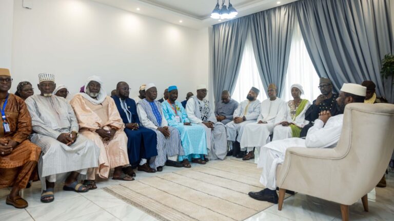 Après l’aéroport, le Général Assimi Goïta a accordé une audience aux représentants de la communauté malienne de Guinée, avant de rejoindre le stade Général Lansana Conté, où se dérouleront les cérémonies officielles d’investiture.