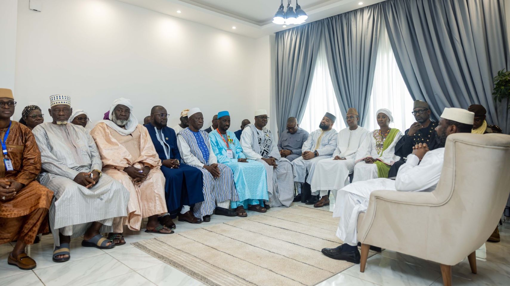 Après l’aéroport, le Général Assimi Goïta a accordé une audience aux représentants de la communauté malienne de Guinée, avant de rejoindre le stade Général Lansana Conté, où se dérouleront les cérémonies officielles d’investiture.