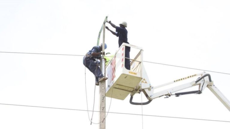 Le service public de l'électricité au Mali entame une nouvelle phase de transition. Initialement signé en novembre 2000 pour une durée de 20 ans, le contrat liant l'État à la société EDM-SA fait l'objet d'un quatrième avenant. Cette décision porte sur une prorogation de trois ans, prenant effet rétroactivement à compter du 21 novembre 2025.