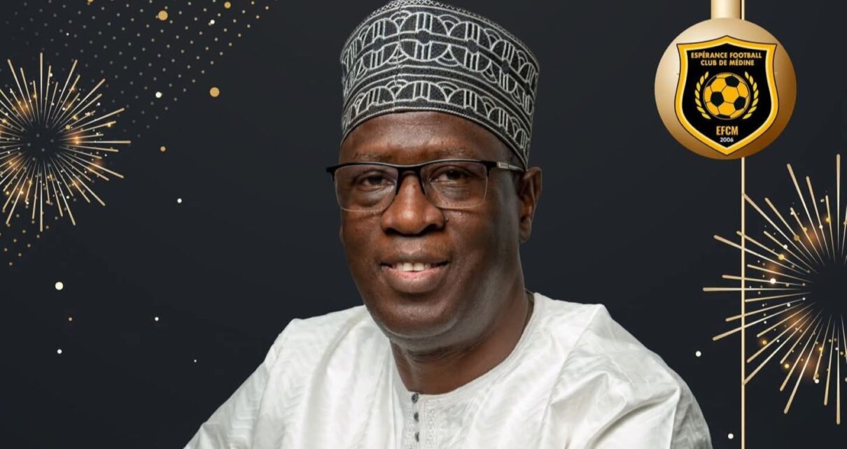 La faitière du football malien est dirigée par un président de fait inactif depuis plus de deux ans et demi. Faut-il rappeler, qu’aucune fédération sportive sérieuse au monde ne peut être dirigée durablement dans de telles conditions ? Aucune grande nation de football n’accepterait qu’une faîtière nationale fonctionne avec un président placé sous les liens de l’incarcération, sans visibilité, sans leadership et sans capacité réelle d’impulsion stratégique. Cette situation anormale fragilise l’institution, discrédite le football malien et pénalise directement les performances sportives.